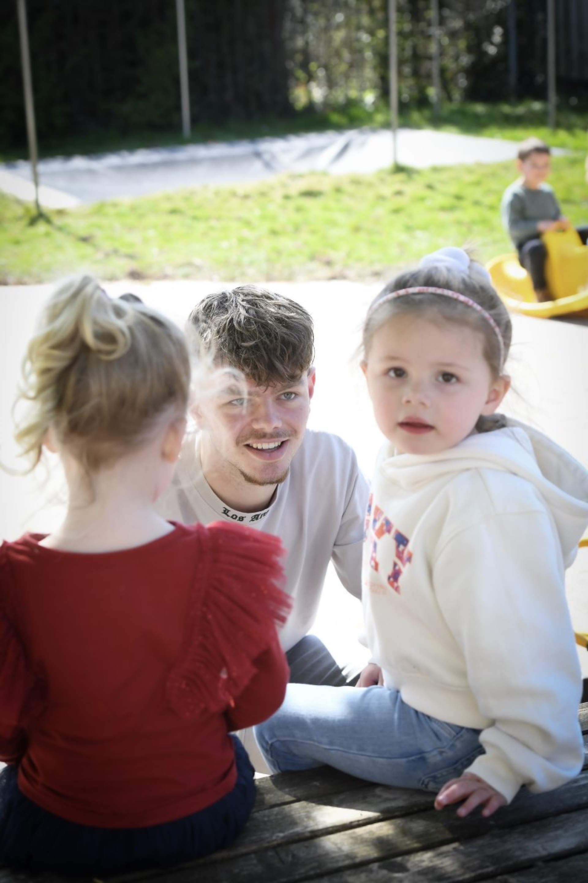 Pedagisch professional Bram met twee kindjes.