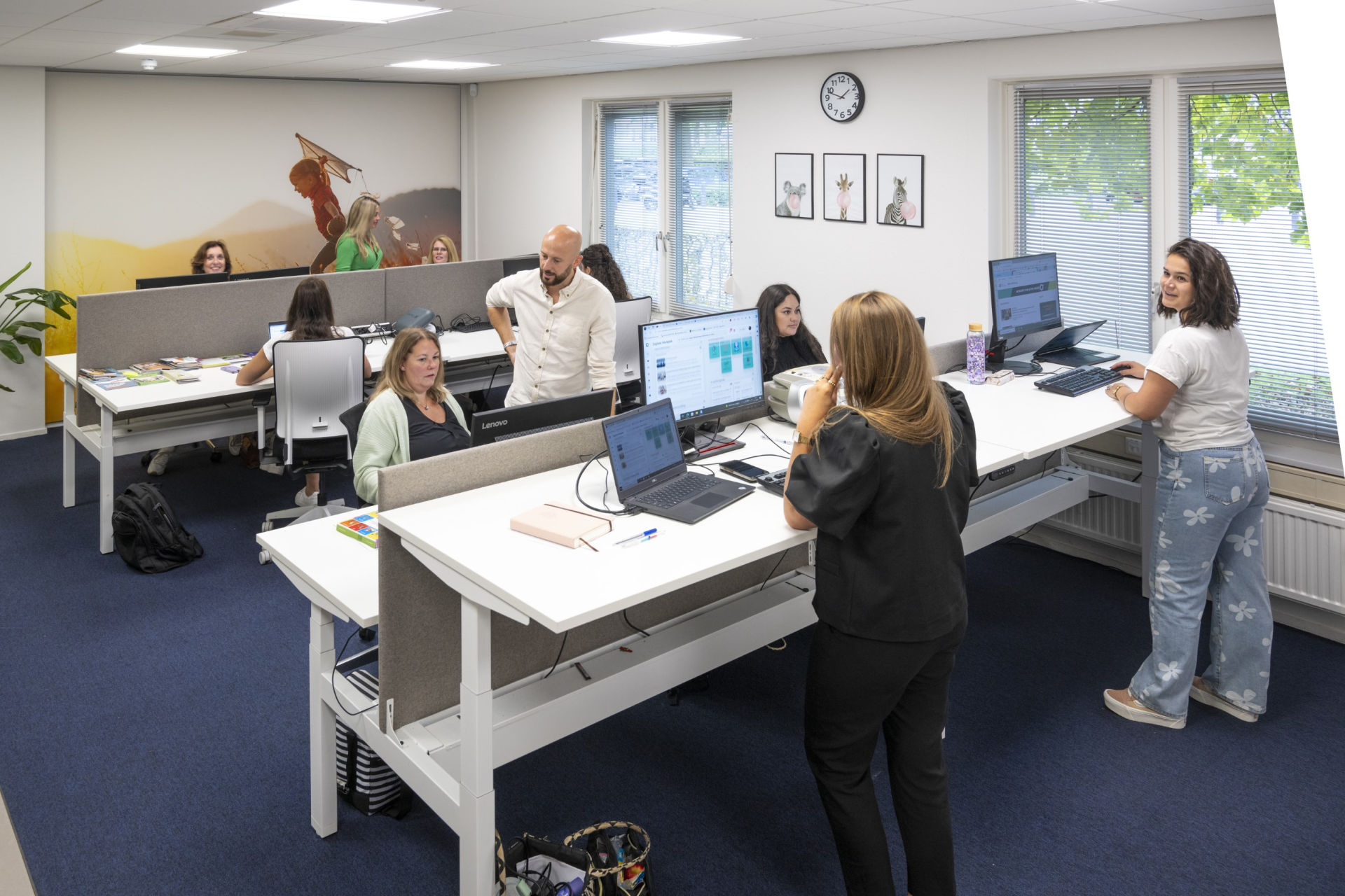 Collega's (psychologen Jeugd en Gezin) van het CJG Westelijke Mijnstreek werken samen in het kantoor in Sittar-Geleen.