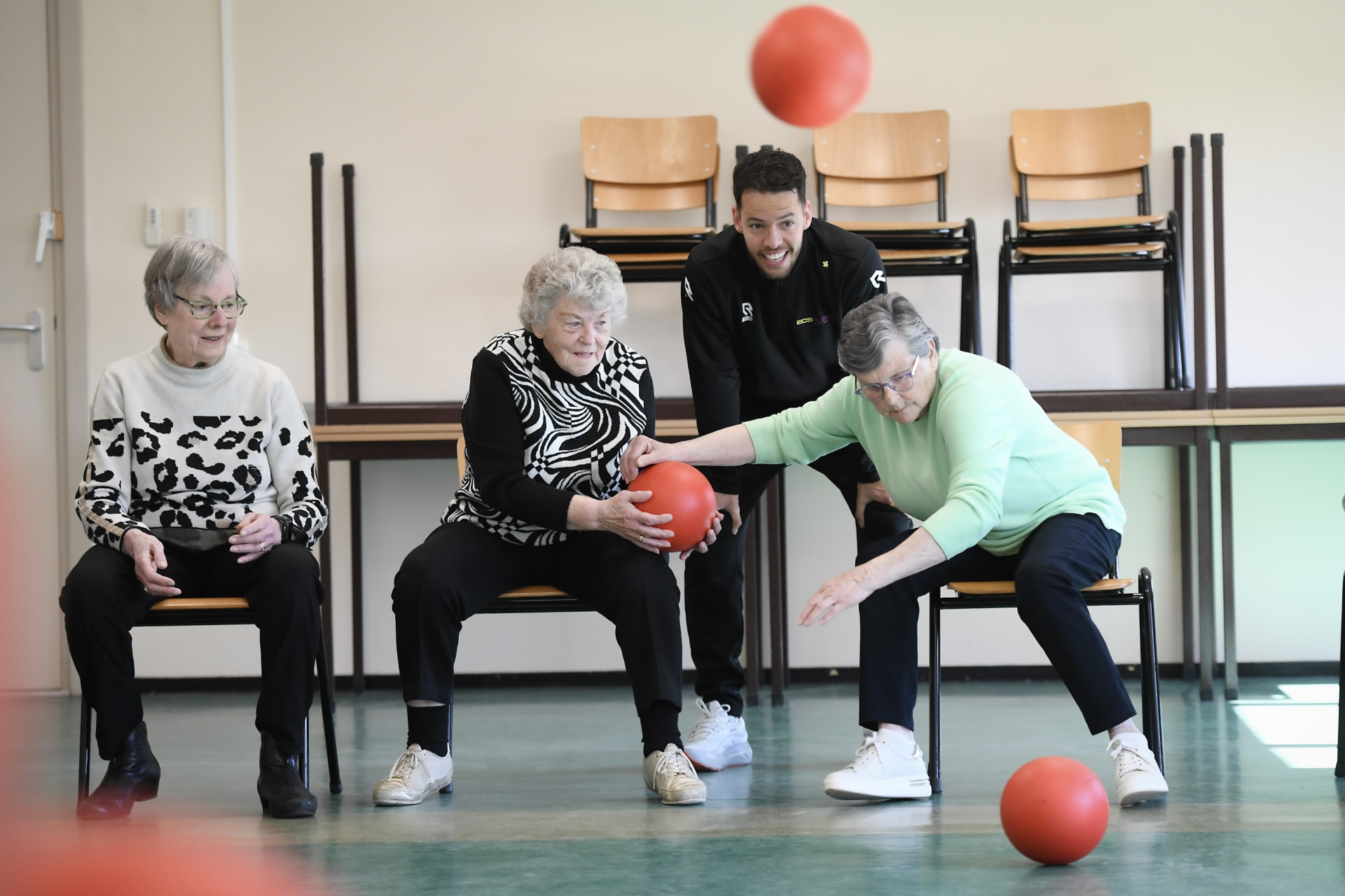 Collega Timo van Ecsplore uit Sittard-Geleen doet balspel met ouderen. Hij volgde de CIOS en sportkunde en is nu een soort buurtsportcoach voor ouderen.