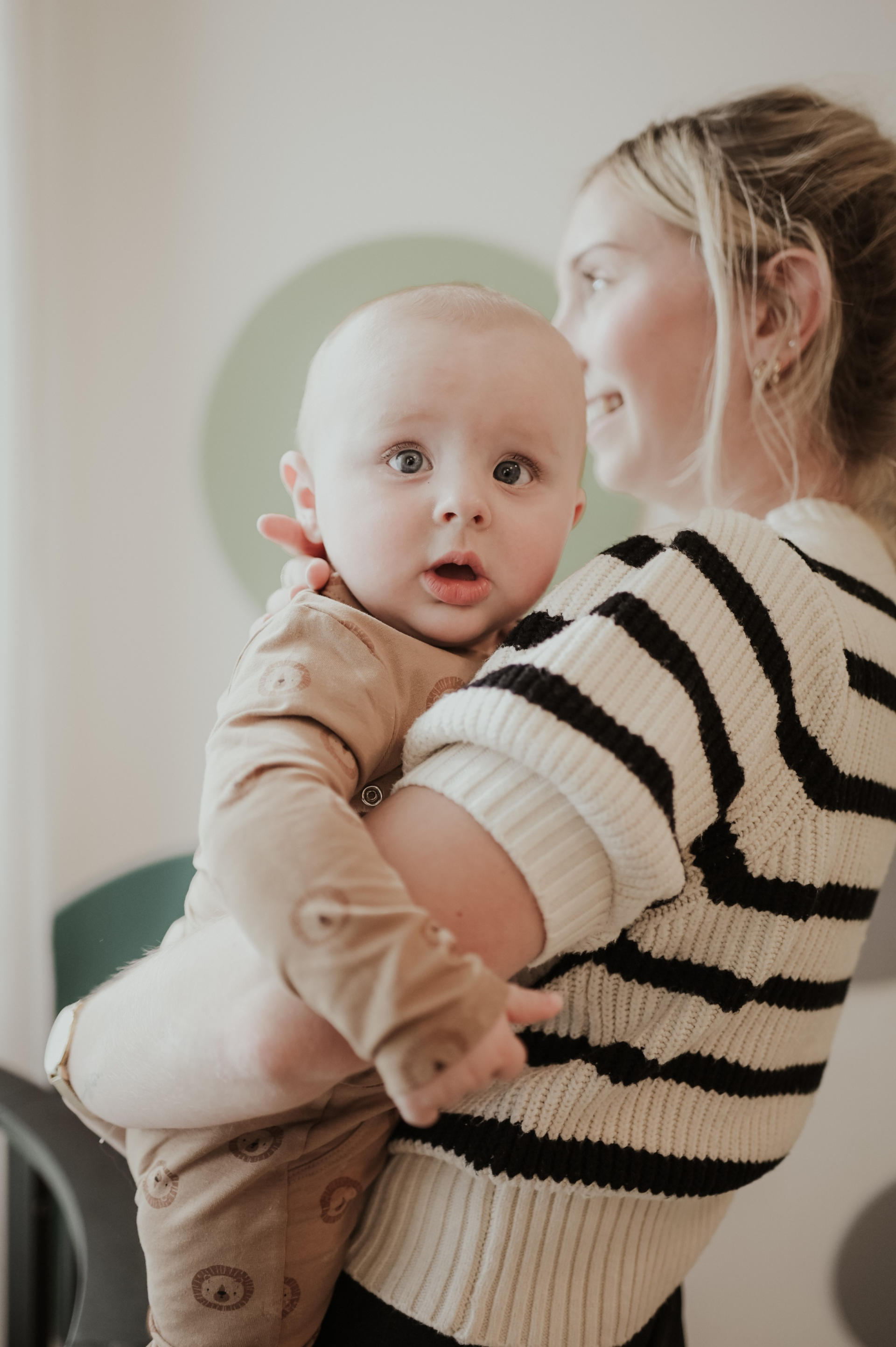Pedagogisch professional met baby op de arm.