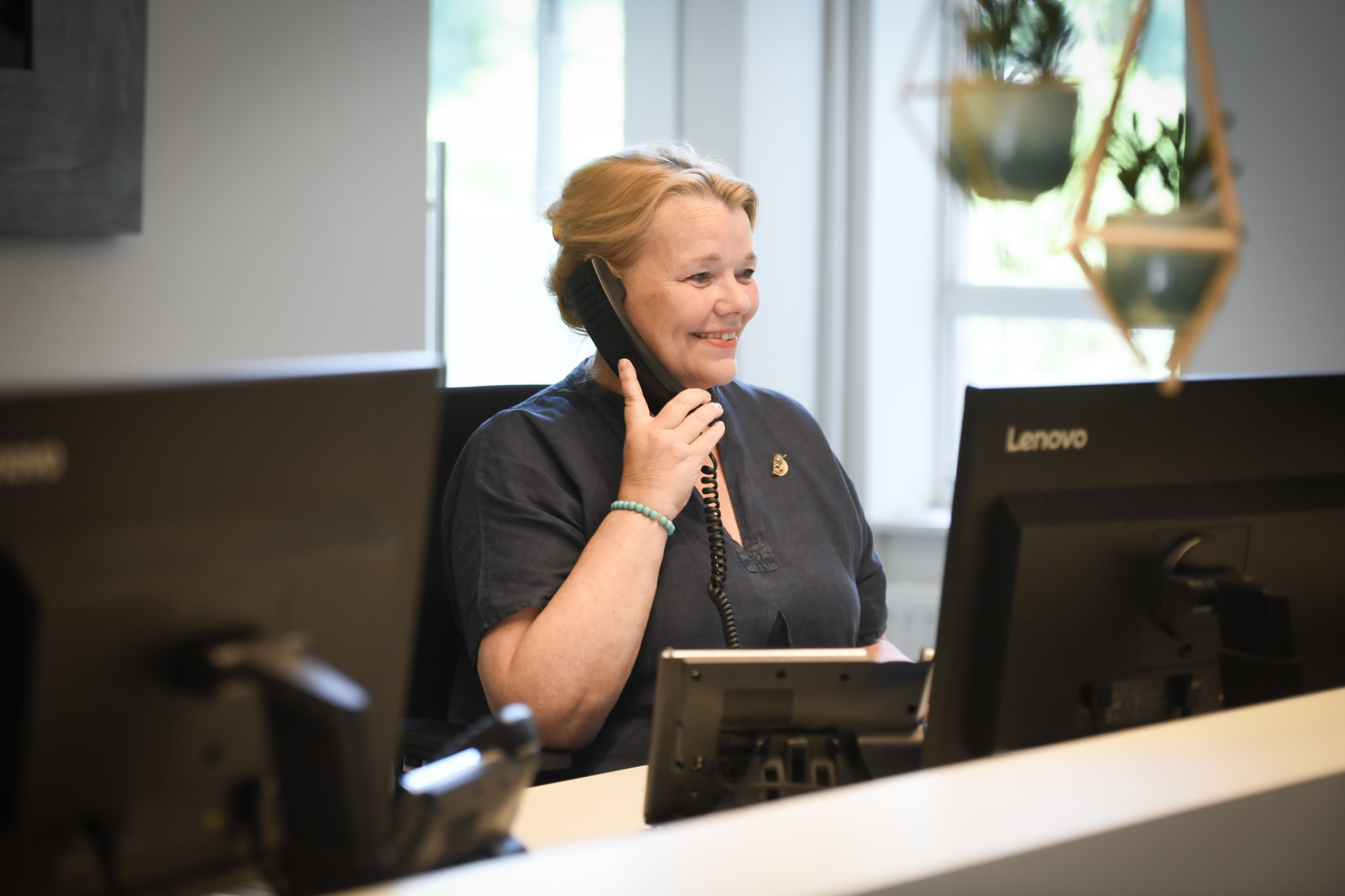 Een medewerker van MIk & PIW Groep telefoneert.