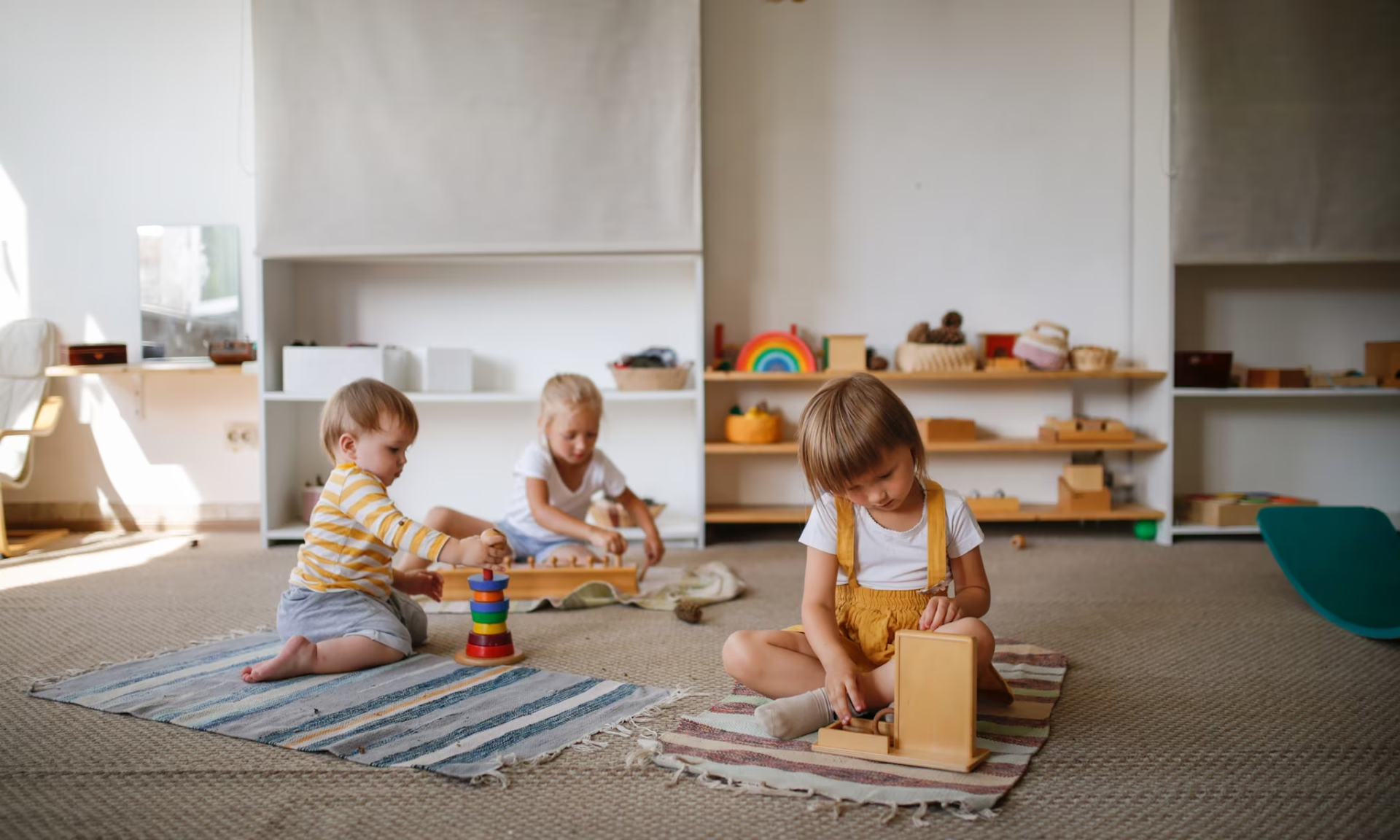 Drie peutertjes spelen met blokken in de kinderopvang van MIK & Spelenderwijs.