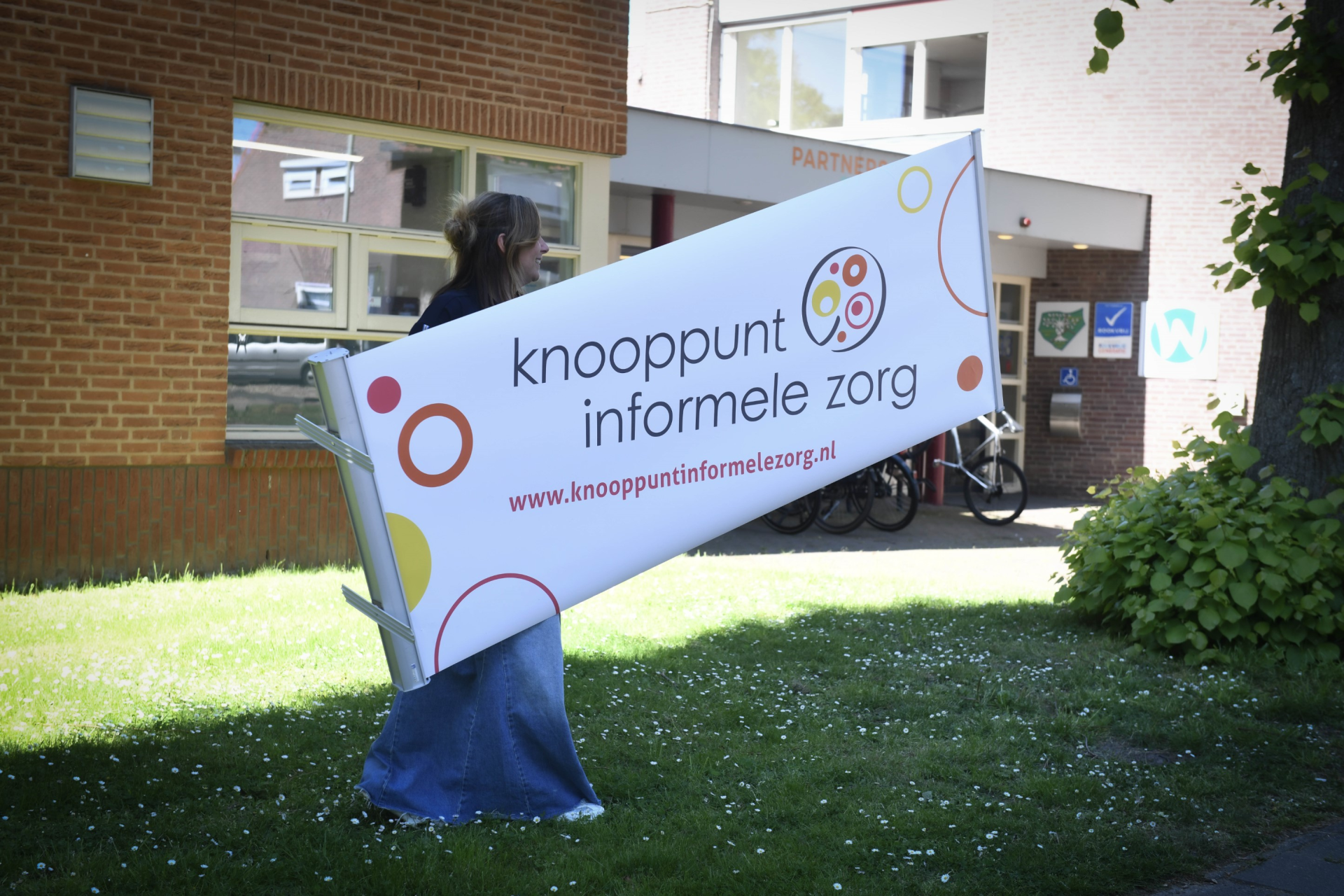 Bord met logo Knooppunt Informele Zorg