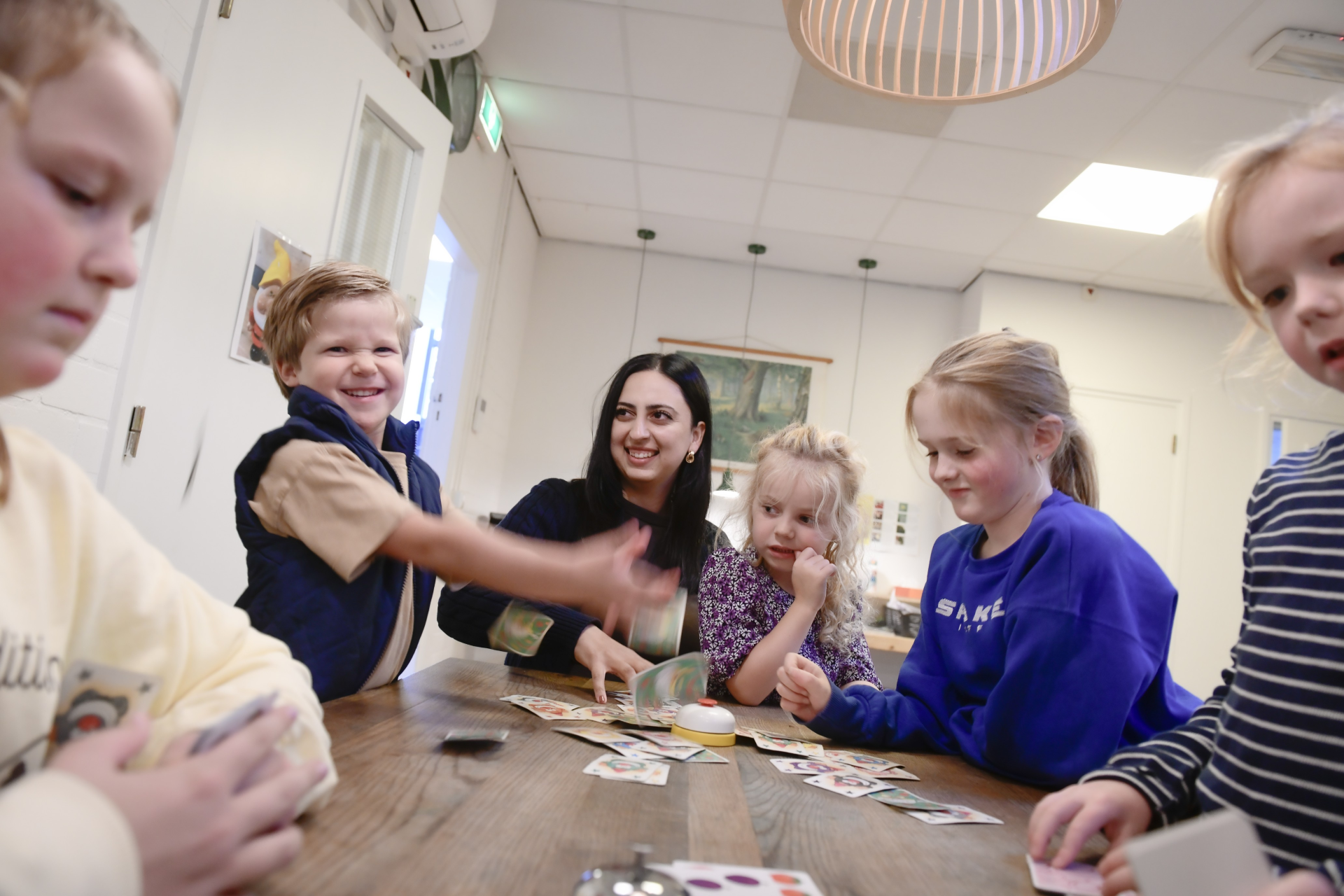 BBL-leerling met groep lachende kindjes.