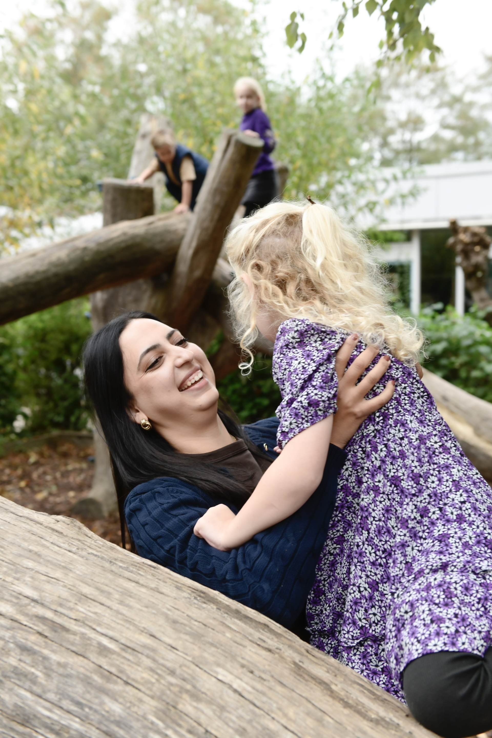 BBL-leerling tilt lachend een kindje op